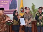 Terima SK Mendikbudristek Umbu Rauta sebagai guru besar UKSW Salatiga