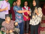 Ormas OMBB Bersama Ny, Eko Kurnia Ningsih Serahkan Kaki Palsu Di Desa Taba Tembilang