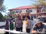 Puluhan massa dari Ormas Laskar Sinrijala Indonesia menggelar aksi demonstrasi di depan Polsek Tamalate, Kamis (4/10/2024).
