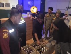 Izin Kedaluwarsa Sejak 2017, Tempat Karaoke di Jalan Kapuas Bengkulu Disegel Satpol PP dan Puluhan Botol Miras Disita!